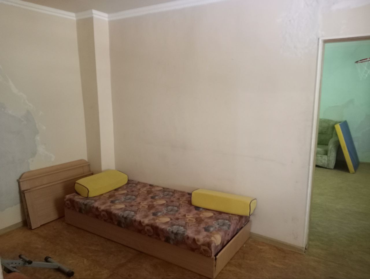 ! Продам 2-х комнатную квартиру с гаражом в доме на 4 хозяина в г. Краснодоне по ул. Ленина, (р-н Роддома), газифицирован, окна пластиковые, индивидуальное отопление, бойлер, инфракрасная сауна, состояние на фото. 2 200 000,00 руб. торг, тел. +7(959)102-72-31...