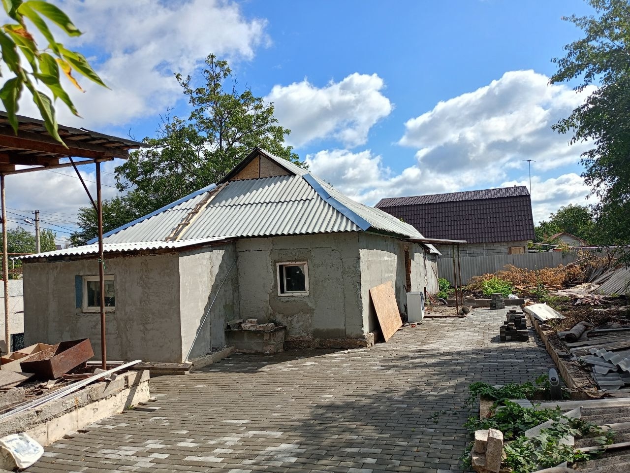 Продаётся отдельностоящий дом, В СТАДИИ РЕМОНТА в Донецке, Кировский р-н (ул.приозерная 85. Машзавод) Площадь участка 6 соток приватизированной земли. Площадь дома 70кв.м. всё коммуникации в доме, свет, вода - центральная, канализация - сливная яма, отопление - электрокотел, газ - по улице. Новая крыша, окна....