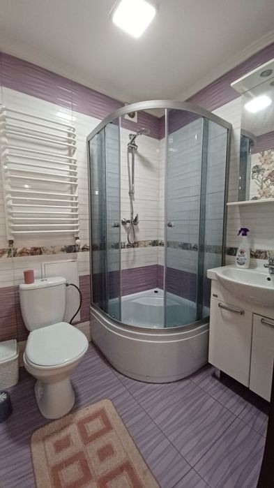 Сдам 2-комнатную квартиру в районе городка Ор Сдается уютная двухкомнатная квартира с хорошим ремонтом. Все необходимые удобства: мебель, бытовая техника, интернет. Удобное расположение, рядом магазины, остановки и школа. Подходит для семьи или пары. 💰 Цена: 35 000+к/у+задлог+услуги ан разово Номер телефона: ...