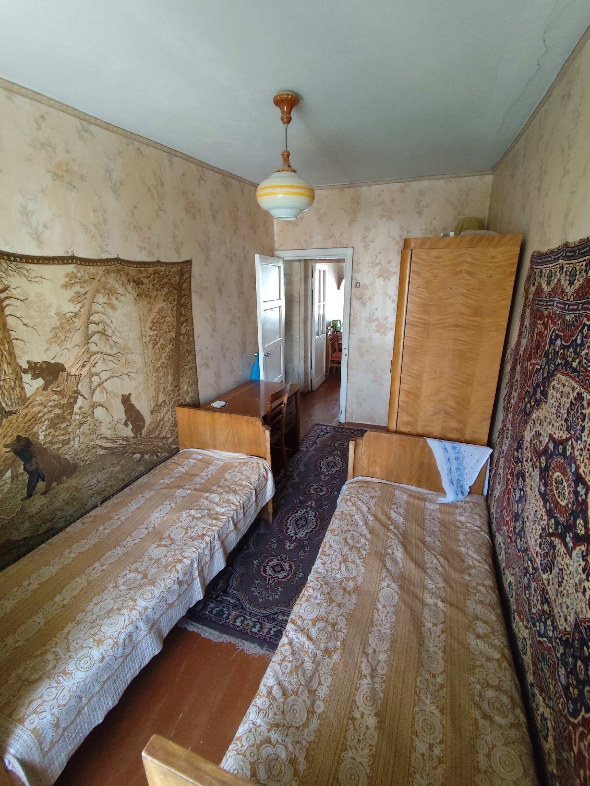 🏡 Продам 3-комнатную квартиру в г. Счастье, ул. Донецкая, 24 📐 Площадь: 54кв.м 🏢 Этаж: 3/3 🔑 Особенности: Квартира под ремонт — отличная возможность сделать всё под себя Из окон открывается красивый вид на водохранилище Вся необходимая инфраструктура рядом Долгов и прописанных нет Документы РФ, готовы к сделк...