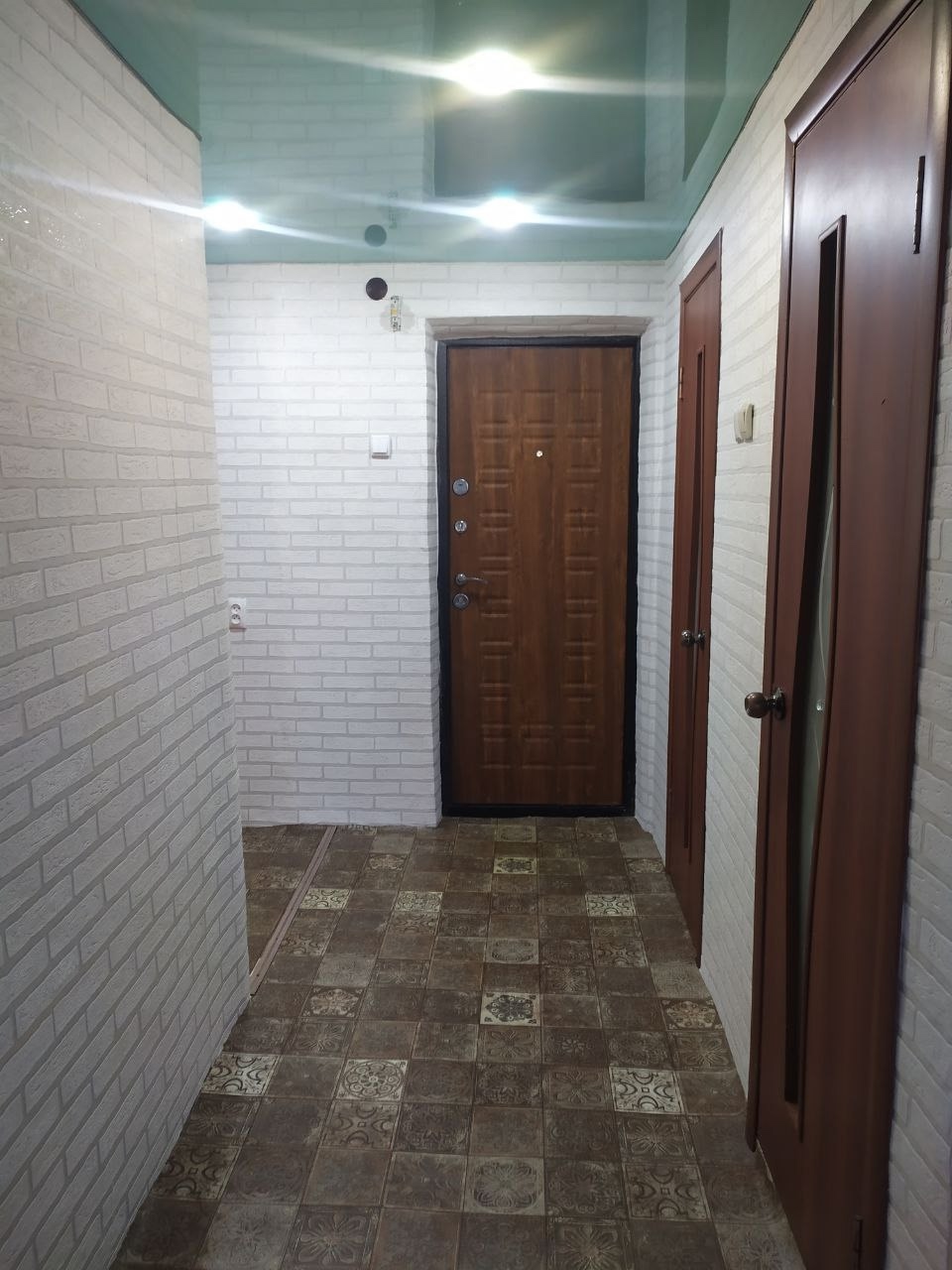 Продам 2-комнатную квартиру г. Антрацит, ул. Петраковского,15. 2эт/5этажного , общ.пл. 50.8 кв.м, кухня 9.1 кв.м. Улучшенной планировки. Ухоженная, с хорошим ремонтом. Новая мебель остаётся, бак на 1000 л, бойлер. Сан/узел раздельный. Балкон застеклён, (деревянная рамма). Но! Имеется новый, панорамный балконн...