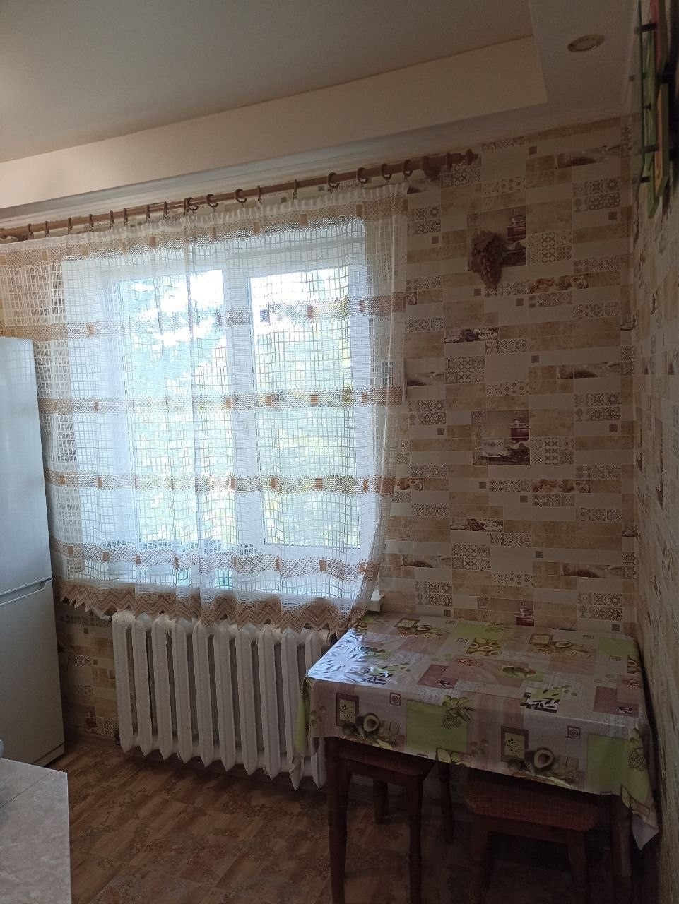 🏬2 комнатная, 40м², 5/5эт., кв.Комарова (район с/м Каштан), Жовтневый р-н, г.Луганск ✅Автономное отопление❗️ ✔️ ✅Уютная и теплая квартира с современным ремонтом, не угловая. Крыша в хорошем состоянии. ✅Входная железная дверь. ✅Натяжные потолки, окна м/п (3 стекла), балкон застеклен. Кондиционер. С/у совмещен ...