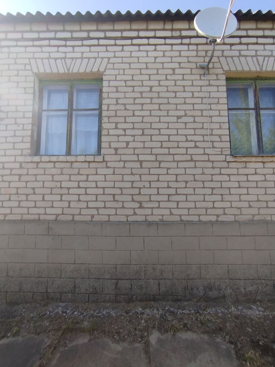 🏠 Продается дом в Станице Луганской 📐 Площадь дома: 80 м² 🌳 Участок: 13 соток Дом из шпал, облицован кирпичом Фундамент из дикаря, высокий Крыша в хорошем состоянии (шифер) 4 жилых комнаты Потолки 3 метра Очень теплый, сухой, светлый дом 🔌 Коммуникации: Газ, свет, канализация 🚪 На участке: Сараи, душ, туалет ...