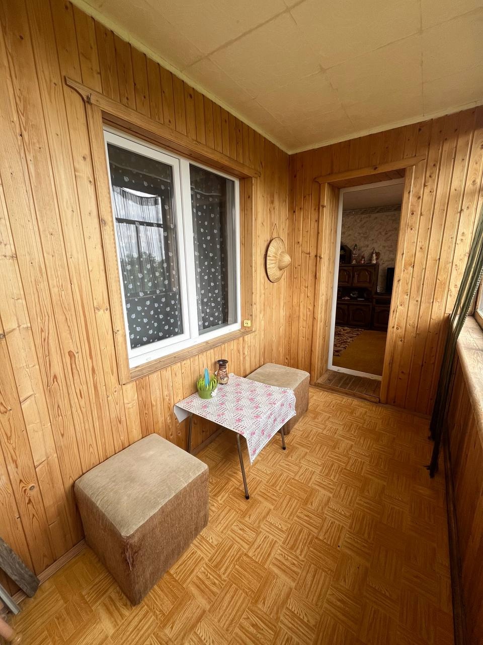 Продам 3-х комнатную квартиру в г. Луганск, Жовтневый район, ул. Учебная, 5 этаж 10- ти этажного дома . Квартира теплая , комнаты раздельные, есть балкон и лоджия, жилое состояние квартиры , санузел раздельный, рядом школы, детсады, колледжи, институт, удобная развязка транспорта, супермаркеты, кафе, рынок, к...